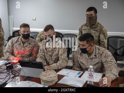 Marineinfanteristen mit Special Purpose Marine Air-Ground Task Force (SPMAKTF), logistischen Kampfelementen, Kampflogistik-Abteilung 21 trainieren auf dem nicht combatanten Evakuierungsoperationsverfolgungssystem im Camp Arifjan, Kuwait. Die Servicemitarbeiter maximieren ihre Möglichkeiten zur Verbesserung der Bereitschaft durch Schulungen zum NTS, einem System, das die Verantwortung für Evakuierte bietet, indem es den Bedienern ermöglicht, eine Datenbank mit Informationen für jeden Evakuierten zu pflegen, wenn er den Evakuierungsvorgang eingeht, durchläuft und schließlich verlässt. Stockfoto