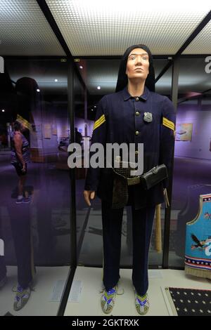 Indianische Polizeiuniformen aus dem späten 19. Jahrhundert werden im Akta Lakota Museum & Cultural Center ausgestellt.Chamberlain.South Dakota.USA Stockfoto