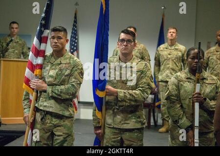 Die Ehrenwache der Seymour Johnson Air Force Base, North Carolina, präsentiert die Farben während der 43. Zeremonie zum Befehlswechsel der medizinischen Geschwader auf dem Pope Army Airfield, North Carolina, am 1. Juli 2021. Während der Zeremonie wurde Col. (Dr.) Ramone A. Toliver übernahm das Kommando von Col. (Dr.) Timothy P. Ballard im Airman Center des Papstes. Stockfoto