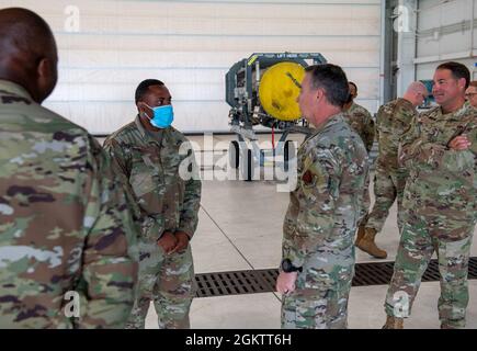 US Air Force Maj. Gen. Chad P. Franks, 15. Luftwaffenkommandeur (rechts in der Mitte), spricht mit Staff Sgt. Donoven Wright, 325. Maintenance Group, Geschwader für Waffenstandardisierung (links in der Mitte), auf dem Luftwaffenstützpunkt Eglin, Florida, 1. Juli 2021. Franks besuchte mehrere Einheiten des 325. MXG, um von der harten Arbeit mehrerer Outstanding Airmen zu erfahren und sie zu würdigen. Stockfoto