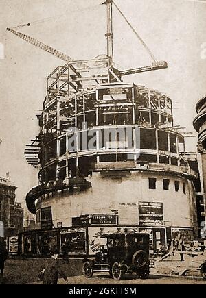 Gebäude des British Broadcasting House (BBC) aus den 1930er Jahren. Das Broadcasting House war das erste zweckmäßig gebaute Rundfunkzentrum in Großbritannien. 1939 nach einem Entwurf von G Val Myer erbaut, wurde es während des Zweiten Weltkriegs zweimal bombardiert, aber sofort restauriert. Stockfoto