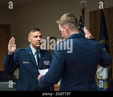 2. LT. Benjamin Sewell, der der 123. Medizinischen Gruppe zugewiesene medizinische Planungs- und Operationsoffizier, rezitiert den Amtseid des National Guard Officers auf der Kentucky Air National Guard Base in Louisville, Ky., 1. Juli 2021. Sewell, ein ehemaliger Meisterfeldwebel, verlässt seine derzeitige Position als Rekrutierungsleiter der Kentucky Air National Guard. Stockfoto