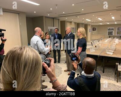 MIAMI, FL - 1. Juli 2021 - Kevin Guthrie, Director of Florida Division of Emergency Management, gibt FEMA-Administrator Deanne Criswell, Präsident Joe Biden, Gouverneur von Florida, Ron DeSantis und seine Frau Casey DeSantis, Jeanette Nuñez, Vizegouverneur von Florida, die Kongressabgeordnete Debbie Wasserman Schultz und die First Lady Dr. Jill Biden. FEMA/Aaron Levy Stockfoto