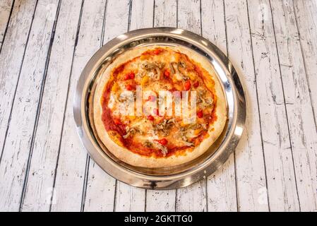 Italienische Gemüse-Pizza mit kleinen italienischen Paprika, Peperoni, heißen Paprika, Zwiebeln und Pilzen Stockfoto