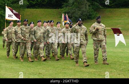 US Army Cpt. Kayode Ilesanmi, Kommandant der 30. Medizinischen Brigade des HHC, grüßt die Truppenbildung, die während der 30. Medizinischen Brigade an der offiziellen Partei vorbeimarschiert, am 01. Juli 2021 in Sembach, Deutschland. Oberst Jordan V. Henderson III übernahm das Kommando von Oberst Jason S. Wieman Stockfoto