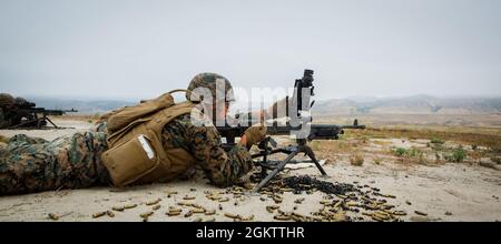 U.S. Marine Corps PFC. Isaac RamosHernandez mit 1. Versorgungsbataillon, 1. Marine Logistics Group, I Marine Expeditionary Force, führt eine Entladevorstellung durch, nachdem er am 1. Juli 2021 in Camp Pendleton, Kalifornien, ein M240B-Maschinengewehr abgefeuert hat. Die Marineinfanteristen und Matrosen nahmen an einem Live-Feuer-Maschinengun Teil, um sich im Rahmen des Schulkurses für Kampfkünste mit dem Waffensystem vertraut zu machen. Stockfoto