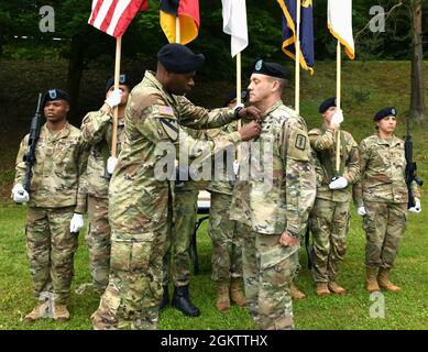 US Army Brig. General James M. Smith, Commander, 21st Theatre Sustainment Command, pinnt die Legion of Merit-Medaille an Col. Jason S. Wieman, den ausscheidenden Kommandanten der 30. Medizinischen Brigade vor der Zeremonie zum Befehlswechsel der 30. Medizinischen Brigade in Sembach, Deutschland, am 01. Juli 2021. Oberst Jordan V. Henderson III übernahm das Kommando von Oberst Jason S. Wieman Stockfoto