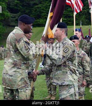 Der Oberst der US-Armee, Jason S. Wieman, der ausscheidende Kommandant der 30. Medizinischen Brigade (rechts), übergibt die Farben der Einheit an Brig. General James M. Smith, Commander, 21st Theatre Sustainment Command (links) während einer Wechselbefehlszeremonie am 01. Juli 2021 in Sembach, Deutschland. Oberst Jordan V. Henderson III übernahm das Kommando von Oberst Jason S. Wieman Stockfoto