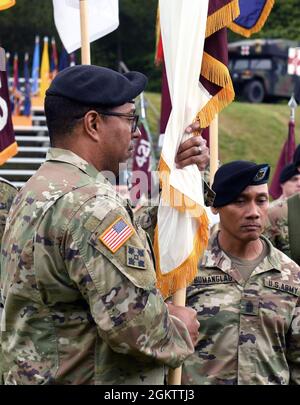 Der Oberst der US-Armee, Jordan V. Henderson III, Kommandant der 30. Medizinischen Brigade, hält die Bataillonfarben während einer Befehlswechselzeremonie in Sembach, Deutschland, am 01. Juli 2021. Henderson III übernahm das Kommando über die Einheit von Oberst Jason S. Wieman Stockfoto