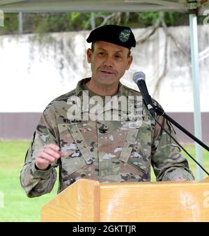 Der Oberst der US-Armee, Jason S. Wieman, scheidender Kommandant der 30. Medizinischen Brigade, hält seine Bemerkungen während einer Zeremonie zur Änderung des Kommandos am 01. Juli 2021 in Sembach, Deutschland, ab. Oberst Jordan V. Henderson III übernahm das Kommando von Oberst Jason S. Wieman Stockfoto