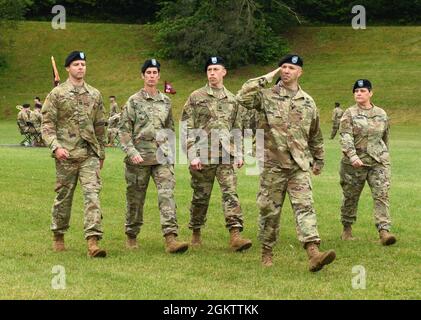 Oberstleutnant der US-Armee, Todd A. Ryktarsyk, Kommandant der Truppen, grüßt während des Passes zur Überprüfung der 30. Medizinischen Brigade, Zeremonie zur Befehlsänderung am 01. Juli 2021 in Sembach, Deutschland. Oberst Jordan V. Henderson III übernahm das Kommando von Oberst Jason S. Wieman Stockfoto