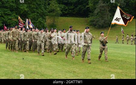 Oberst der US-Armee, Michael F. Belenky, Kommandant des 519. Krankenhauszentrums, grüßt, als die Truppenbildung während der 30. Medizinischen Brigade an der offiziellen Partei vorbeimarschiert, Befehlswechsel am 01. Juli 2021 in Sembach, Deutschland. Oberst Jordan V. Henderson III übernahm das Kommando von Oberst Jason S. Wieman Stockfoto