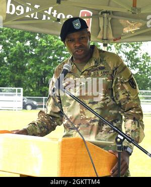 US Army Brig. General James M. Smith, Kommandant des 21. Theater Sustainment Command, hält seine Bemerkungen während der 30. Medizinischen Brigade, der Zeremonie zur Änderung des Kommandos, am 01. Juli 2021 in Sembach, Deutschland. Oberst Jordan V. Henderson III übernahm das Kommando von Oberst Jason S. Wieman Stockfoto