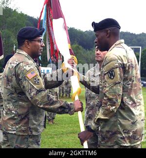 US Army Brig. General James M. Smith, Kommandant, 21st Theatre Sustainment Command (rechts), übergibt die Einheitsfarben an Col. Jordan V. Henderson III, 30th Medical Brigade Incoming Commander (links) während einer Befehlswechselzeremonie am 01. Juli 2021 in Sembach, Deutschland. Das Vergehen der Farben bedeutete das Vertrauen, das ihm entgegengebracht wurde, und beklagte ihn mit der Verantwortung der Einheit und seiner Soldaten. Stockfoto