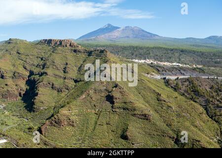 Wandern in den Bergen von Teno mit schöner Aussicht auf teide im Hintergrund, Teneriffa, Gran Canaria, Spanien Stockfoto