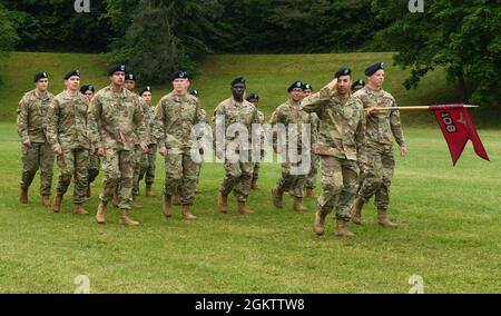 Christopher Jones, Kommandeur der US-Armee, 108. Medical Company Area Support, Pennsylvania National Guard, grüßt, als die Truppenbildung an der offiziellen Partei während der 30. Medizinischen Brigade, Befehlswechsel Zeremonie, 01. Juli 2021 in Sembach, Deutschland, vorbeimarschiert. Oberst Jordan V. Henderson III übernahm das Kommando von Oberst Jason S. Wieman Stockfoto