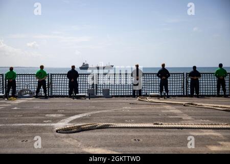 210629-N-RL695-1073 SANTO DOMINGO, DOMINIKANISCHE REPUBLIK - (29. JUNI 2021) -- Segler, die dem Küstenkampfschiff USS Sioux City (LCS 11) und den „Sea Knights“ des Helicopter Sea Combat Squadron (HSC) 22, Detachment 3, zugewiesen wurden, bemunterten die Schienen, als das Schiff nach einem kurzen Stopp für Treibstoff Santo Domingo, Dominikanische Republik, verlässt., 29. Juni 2021. Sioux City wird in den Einsatzbereich der 4. US-Flotte entsandt, um die Mission der Joint Interagency Task Force South zu unterstützen, die auch Einsätze zur Bekämpfung des illegalen Drogenhandels in der Karibik und im Ostpazifik umfasst. Stockfoto