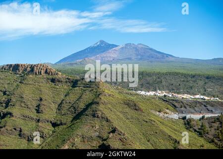 Wandern in den Bergen von Teno mit schöner Aussicht auf teide im Hintergrund, Teneriffa, Gran Canaria, Spanien Stockfoto