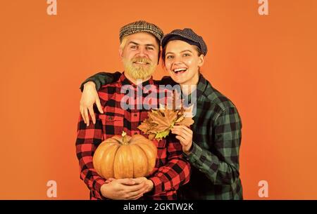 Arbeiten auf Feldern. Erntefest. Bauernmarkt. Herbststimmung. Paar in Liebe kariert rustikalen Outfit. Retro-Style. Herbstsaison. Herbstlaub. Landwirt Stockfoto