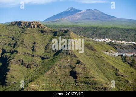 Wandern in den Bergen von Teno mit schöner Aussicht auf teide im Hintergrund, Teneriffa, Gran Canaria, Spanien Stockfoto