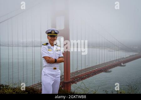 Lt. Bef. Sam Chiang, Koordinator des Marine Reserve Officers Training Corps (NROTC), der dem Golden Gate der Navy Talent Acquisition Group (NTAG) zugewiesen wurde Stockfoto