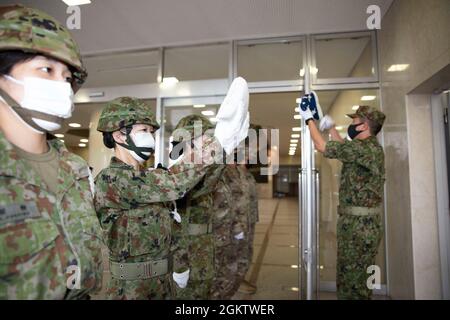 Die 40. Infanterie-Division und die Flaggendetails der Japan Ground Self-Defense Force erhalten ihre jeweiligen Flaggen am 2. Juli 2021 während der bilateralen Übung Orient Shield 21-2 im Hauptquartier der Mittelarmee auf Lager Itami, Japan. Stockfoto