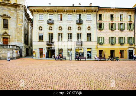 Galerie der Bildhauerportraits an der Fassade eines historischen Gebäudes auf der Piazza Collegiata (Platz) in Bellinzona, Kanton Tessin, Schweiz. Stockfoto