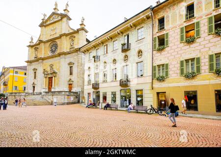 Chiesa Collegiata und Fassade eines historischen Gebäudes an der Piazza Collegiata (Platz) in Bellinzona. Kanton Tessin, Schweiz. Stockfoto