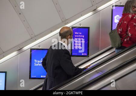 London, Großbritannien, 15. September 2021: An den Bahnhöfen des Green Park geben Schilder bekannt, welche Maßnahmen Transport for London ergreifen, um das öffentliche Verkehrssystem sicher zu halten. Die zunehmende Zahl von Menschen, die ohne Gesichtsmasken auskommen, führt zu vermehrten Spekulationen, dass im Rahmen des Regierungsplans B für steigende kovidierte Fälle in den Herbstmasken wieder obligatorisch gemacht werden soll. Anna Watson/Alamy Live News Stockfoto