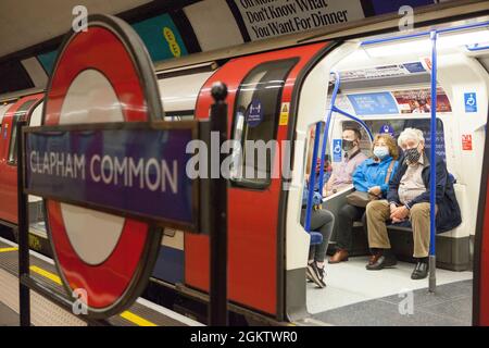 London, Großbritannien, 15. September 2021: Auf der Northern Line tragen Passagiere meist, aber nicht ausschließlich Gesichtsbezüge, wie es die Beförderungsbedingungen von Transport for London erfordern. Ausnahmen sind aus medizinischen Gründen erlaubt, aber die zunehmende Zahl von Menschen, die ohne Gesichtsmasken auskommen, führt zu vermehrten Spekulationen, dass nach dem Plan B der Regierungen für steigende kovidöse Fälle in den Herbstmasken wieder obligatorisch gemacht werden soll. Anna Watson/Alamy Live News Stockfoto