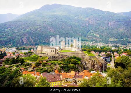 Panoramablick auf die Altstadt von Bellinzona und Castel Grande. Kanton Tessin, Schweiz. Bellinzona ist eine Gemeinde, eine historische Schweizer Stadt, und die c Stockfoto