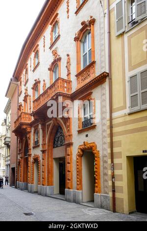 Casa Rossa in der Via Nosetto 3 in Bellinzona. Bellinzona ist eine Gemeinde, eine historische Schweizer Stadt und die Hauptstadt des Kantons Tessin in der Schweiz Stockfoto