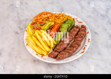 Teller Kofta Kebab mit gerösteten Paprika, Tomatensauce und Bulgur Stockfoto