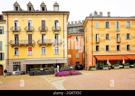 Farbenfrohe Fassade an der Piazza Governo in der Altstadt von Bellinzona. Bellinzona ist eine Gemeinde, eine historische Schweizer Stadt und die Hauptstadt des Kantons Tessin Stockfoto