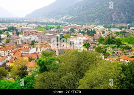 Erhöhter Blick auf die Altstadt von Bellinzona und den Palazzo Civico. Bellinzona ist eine Gemeinde, eine historische Schweizer Stadt und die Hauptstadt des Kantons Tessin i. Stockfoto