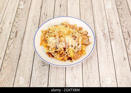 Gemischtes Kebab-Rührei mit Kartoffeln und Lamm mit geriebenem Käse Stockfoto