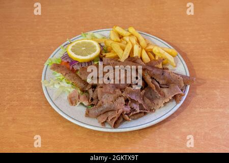 Lammkebab-Teller mit pommes Frites und Salat für pakistanische Kebab-Restaurantmenüs Stockfoto