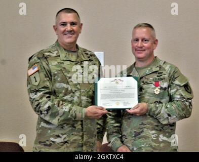 Befehl Sgt. Maj. Paul Mantha, ehemaliger Kommandofeldwebel von Fort McCoy Garrison, wird nach Erhalt der Legion of Merit in einer feierlichen Preisverleihung am 1. Juli 2021 in Fort McCoy gezeigt. Oberst Michael Poss überreichte Mantha die Auszeichnung für seine zweijährigen Erfolge als der am besten eingesandte Anführer und Berater der Garnison. Mantha wechselte zu einem neuen Auftrag in Fort Bragg, N.C. Stockfoto