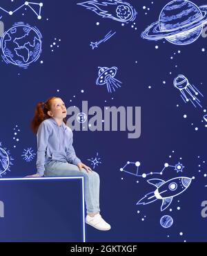 Kreatives Kunstwerk mit einem kleinen Mädchen, das auf einer großen Kiste sitzt und geträumt hat, gezeichnete Planeten, Planeten, Planeten und Sterne im Weltraum zu betrachten. Ideen, Inspiration Stockfoto