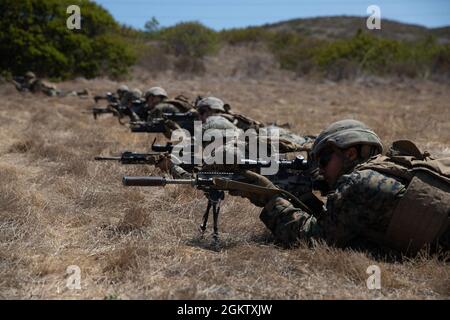 US-Marineinfanteristen mit 1. Bataillon, 5. Marine-Regiment, 1. Marine-Division, halten eine unterstützende Feuerposition, während sie amphibische Überfallstrainings mit amphibischen Angriffsfahrzeugen (AAVs) im Marine Corps Base Camp Pendleton, Kalifornien, am 1. Juli 2021 durchführen. Die Schulung wurde durchgeführt, um die Marine mit dem AAV-Protokoll, den Verfahren und den Sicherheitsmaßnahmen vertraut zu machen und sie während eines amphibischen Angriffs am besten zu nutzen. Stockfoto