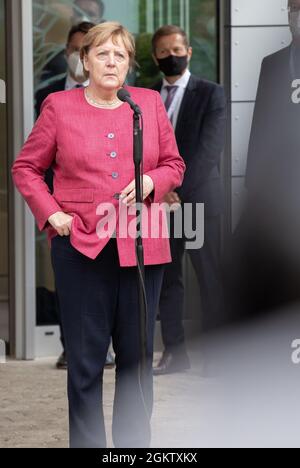 Angela Merkel spricht bei der Pressekonferenz. Bundeskanzlerin Angela Merkel ( CDU ) und der bayerische Ministerpräsident und CSU Parteivorsitzende Markus Söder besuchen am 15.9.2021 in München das Max-Planck-Institut für Quantenoptik. * Angela Merkel spricht auf der Pressekonferenz. Bundeskanzlerin Angela Merkel ( CDU ) und Bvarian-Ministerpräsident und CSU-Chef Markus Soeder besuchen am 15. September 2021 das Max-Planck-Institut für Quantenoptik in München. (Foto: Alexander Pohl/Sipa USA) Quelle: SIPA USA/Alamy Live News Stockfoto