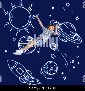 Konzeptionelle Kunstwerke mit einem kleinen Jungen im riesigen weißen Astronautenhelm, der im gezeichneten Weltraum fliegt. Ideen, Inspiration, Phantasie. Collage Stockfoto