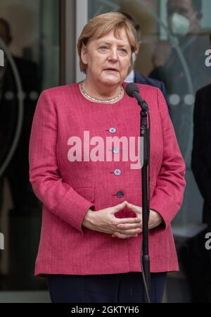 Bundeskanzlerin Angela Merkel ( CDU ) und der bayerische Ministerpräsident und CSU Parteivorsitzende Markus Söder besuchen am 15.9.2021 in München das Max-Planck-Institut für Quantenoptik. * Bundeskanzlerin Angela Merkel ( CDU ) und der bvarische Ministerpräsident und CSU-Chef Markus Soeder besuchen am 15. September 2021 das Max-Planck-Institut für Quantenoptik in München. (Foto: Alexander Pohl/Sipa USA) Quelle: SIPA USA/Alamy Live News Stockfoto