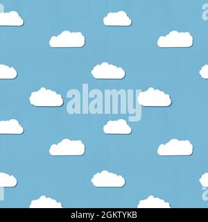 Nahtloses Muster. Niedliches Wolkenmuster auf blauem Papierhintergrund. Stockfoto
