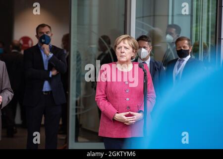 Angela Merkel spricht bei der Pressekonferenz. Bundeskanzlerin Angela Merkel ( CDU ) und der bayerische Ministerpräsident und CSU Parteivorsitzende Markus Söder besuchen am 15.9.2021 in München das Max-Planck-Institut für Quantenoptik. * Angela Merkel spricht auf der Pressekonferenz. Bundeskanzlerin Angela Merkel ( CDU ) und Bvarian-Ministerpräsident und CSU-Chef Markus Soeder besuchen am 15. September 2021 das Max-Planck-Institut für Quantenoptik in München. (Foto: Alexander Pohl/Sipa USA) Quelle: SIPA USA/Alamy Live News Stockfoto