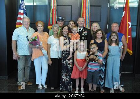 LT. Col. Davis und seine Familie feiern seine Beförderung im Rock Island Arsenal, Ill. Am 2. Juli 2021. Stockfoto