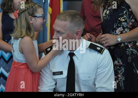 Timothy Davis wurde mit Hilfe seiner Tochter am 2. Juli 2021 vom Major zum Oberstleutnant befördert. LT. Col. Davis ist derzeit Chef der politischen Abteilung der First Army im Rock Island Arsenal, Ill. Stockfoto