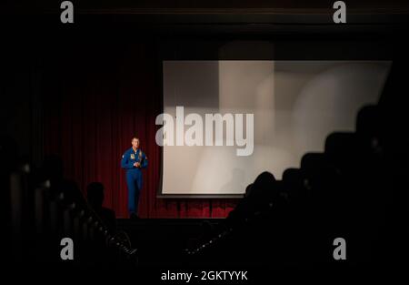 210702-N-JH293-1053 OVERLAND PARK, Mo. (2. Juli 2021) Cmdr. Ben Walborn, der führende Alleinpilot, der dem Demonstrationsgeschwader der US-Marine, den Blue Angels, zugewiesen wurde, spricht mit den Junior ROTC-Studenten der Marine an der Shawnee Mission North High School, 2. Juli 2021. Die Blue Angels werden am 3-4. Juli auf der Kansas City Air Show auftreten und finden während der Kansas City Navy Week statt, der ersten persönlichen Navy Week seit Beginn der COVID-19 Pandemie. Die Blue Angels 2021 Show Saison ist ihr erstes Jahr auf der Super Hornet Plattform und das 75-jährige Jubiläum des Teams. Stockfoto