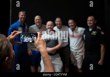 210702-N-JH293-1082 OVERLAND PARK, Mo. (2. Juli 2021) Navy Junior ROTC Lehrer an der Shawnee Mission North High School machen ein Foto mit Cmdr. Ben Walborn, der führende Alleinpilot, der dem Demonstrationsgeschwader der US-Marine, den Blue Angels und dem Flugzeugtechniker der 1. Klasse, Trevor Neuroth, einem Crewchef der Blue Angels, während einer Blue Angels-Präsentation in der Schule am 2. Juli 2021, zugewiesen wurde. Die Blue Angels werden am 3-4. Juli auf der Kansas City Air Show auftreten und finden während der Kansas City Navy Week statt, der ersten persönlichen Navy Week seit Beginn der COVID-19 Pandemie. Stockfoto