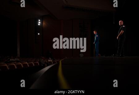 210702-N-JH293-1025 OVERLAND PARK, Mo. (2. Juli 2021) Cmdr. Ben Walborn, der führende Alleinpilot, der dem Demonstrationsgeschwader der US-Marine, den Blue Angels und dem Flugzeugtechniker der 1. Klasse, zugewiesen wurde, Trevor Neuroth, ein Chef der Blue Angels-Crew, sprach mit den Junior ROTC-Studenten der Marine an der Shawnee Mission North High School, 2. Juli 2021. Die Blue Angels werden am 3-4. Juli auf der Kansas City Air Show auftreten und finden während der Kansas City Navy Week statt, der ersten persönlichen Navy Week seit Beginn der COVID-19 Pandemie. Die Blue Angels 2021 Show-Saison ist ihr erstes Jahr im Vorbeiflug Stockfoto